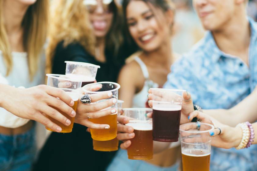 friends clinking beer cups 